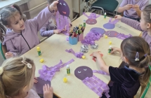 Dzieci wykonuja prace plastyczna - osmiornice