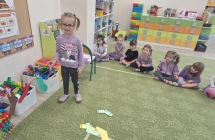 Dzieci zawieszaja kolorowe skarpetki na sznurek