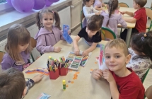 Dzieci wykonuja prace plastyczna- kolorowe skarpetki