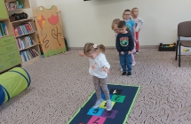 5. Dzieci biora udzial w zabawie skocznej.