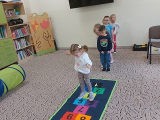 5. Dzieci biora udzial w zabawie skocznej.