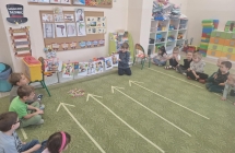 Dzieci zawieszaja obrazki przedstawiajace prawa dziecka