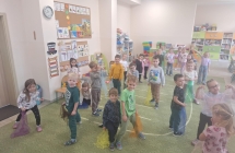 Dzieci tancza z chustkami