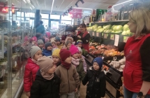 Dzieci poznaja asortyment sklepu Auchan