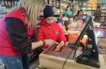 Dzieci poznaja prace sprzedawcy