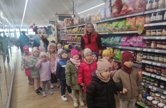 Przedszkolaki w sklepie Auchan