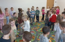 Dzieci w prach podczas zabawy integracyjnej.