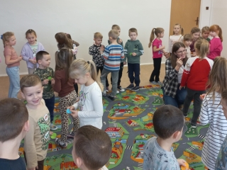 Dzieci w prach podczas zabawy integracyjnej.