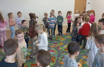 Dzieci w prach podczas zabawy integracyjnej.