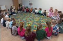 Szesciolatki z gr. VIII i IX w kregu podczas zajecia z p. pedagog.