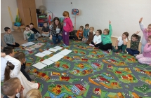 Dziewczynka wybiera kolejna litere do hasla -Tolerancja.