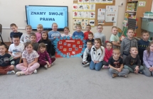 dzieci z gr. IX z wykonanym plakatem na tle napisu Znamy swoje prawa.