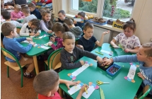 Szesciolatki z gr. IX podczas rysowania swoich praw.