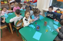 Dzieci z gr. IX wycinaja z niebieskiego papieru ksztalty swoich .