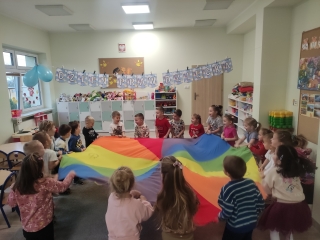 Dzieci z chusta animacyjna