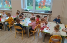 dzieci lepia z modeliny