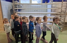 Dzieci z grupy Wiewioreczki zwiedzaja piekarnie i zdobywaja wiedze na temat pracy piekarza.