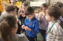 Dzieci probuja swiezych wypiekow.