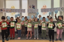 Dzieci prezentuja swoje prace plastyczne na ktorych namalowaly symbole swoich  praw.