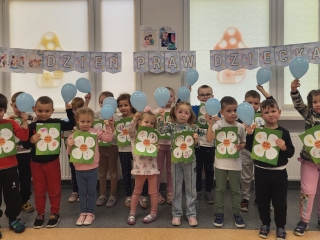 Dzieci prezentuja swoje prace plastyczne na ktorych namalowaly symbole swoich  praw.