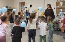 Dzieci spiewaja pisenke o Prawach Dziecka i tancza z balonami.