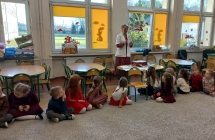 Pielegniarka pokazuje dzieciom lupe.