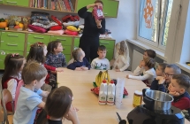 Przygotowanie owocowych koktajli z uzyciem robota kuchennego w grupie dzieci 5-letnich.