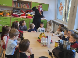 Przygotowanie owocowych koktajli z uzyciem robota kuchennego w grupie dzieci 5-letnich.