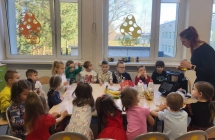 Dzieci z grupy VII poznaja etapy powstawania owocowego koktajlu w robocie kuchennym.