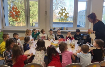 Dzieci z grupy VII poznaja etapy powstawania owocowego koktajlu w robocie kuchennym.