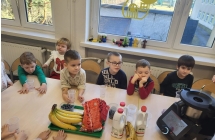 Dzieci z grupy VII podczas zajec praktycznych pt. Zdrowe owocowe koktajle.