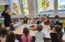 Dzieci poznaja skladniki koktajlu.