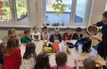 Dzieci poznaja skladniki koktajlu a takze poznaja zalety uzywania robota kuchennego.