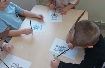 3. Dzieci ozdabiaja misie przy pomocy slomek.