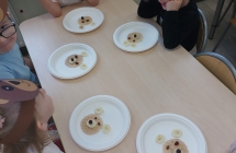 1.Dzieci wykonuja smaczne misie z porduktow spozywczych.