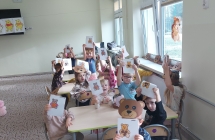 4. Przedszkolaki pokazuja swoje prace plastyczne z misiem (1)
