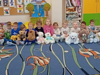 dzieci z grupy I z misiami