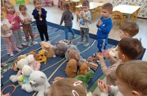 dzieci tancza w kole