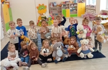 dzieci przytulaja swoje misie