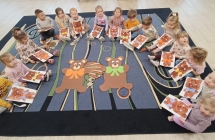 dzieci maluja misia farbami