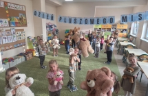 Taniezc z pluszowymi misiami na gazetach