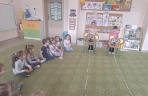 zabawa zrecznosciow, nawijanie wstazki na patyk