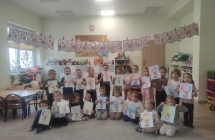 Dzieci z pracami wykonanymi z okazji Dnia Misia