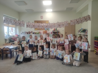 Dzieci z pracami wykonanymi z okazji Dnia Misia