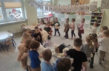 Zabawa w Stary niedzwiedz mocno spi