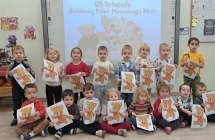 Sowki wyklejaly Misia plastelina