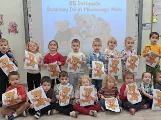 Sowki wyklejaly Misia plastelina