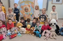 Sowki prezentuja swoje ulubione misie przyniesione z domu