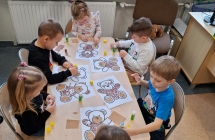 dzieci z grupy Wiewioreczki wykonuja prace plastyczna pt. Portret Misia metoda wydzierania.