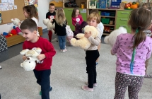 Dzieci z grupy VII radosnie tancza ze swoimi misiami.